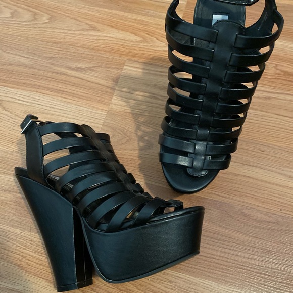 Steve Madden Shoes - Steve Madden platform strappy sandals